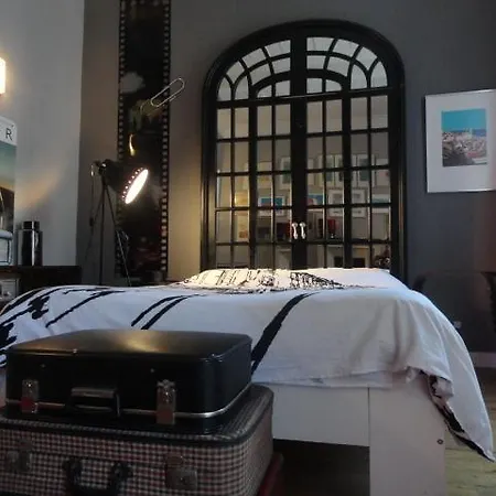 Apartment Low Cost Cinema *