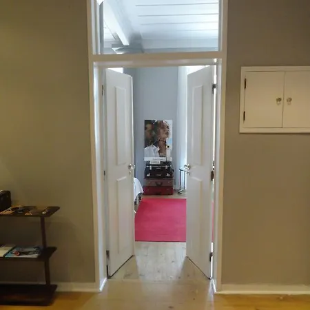 Low Cost Cinema Apartment *