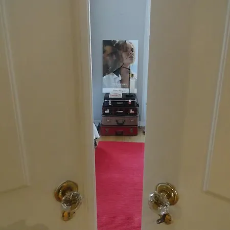 Low Cost Cinema Apartment *
