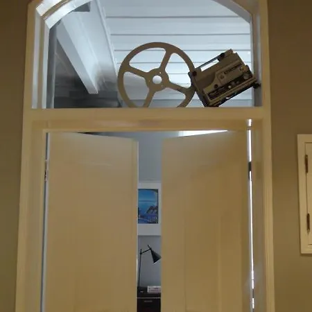 Apartment Low Cost Cinema *