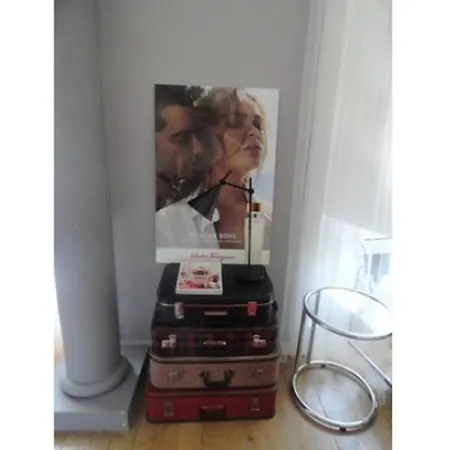 Apartment Low Cost Cinema