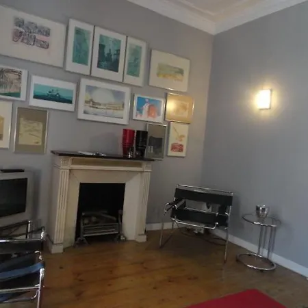 Low Cost Cinema Apartment *