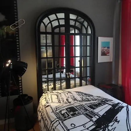Low Cost Cinema Apartment Lisbon