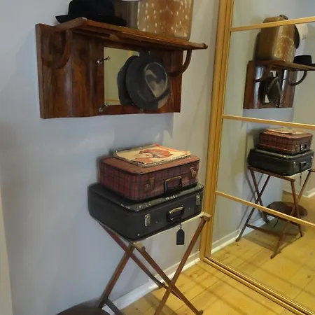 Apartment Low Cost Cinema *